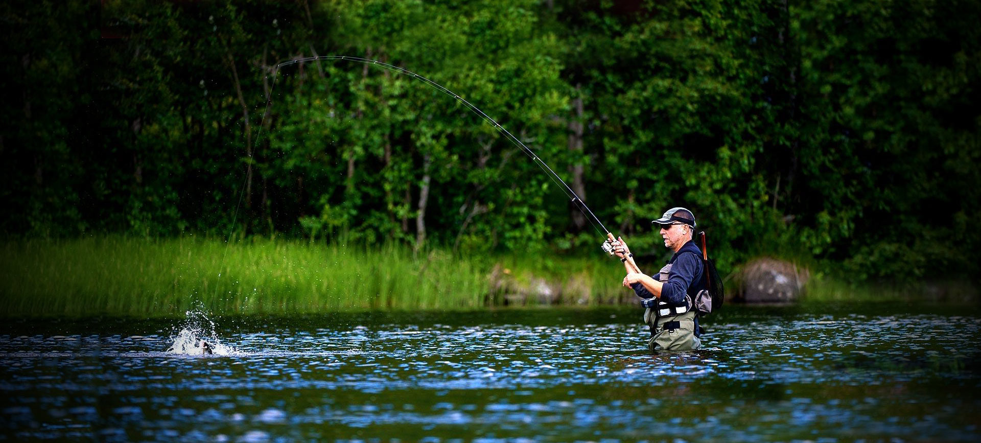Лов рыбы на реке. Красивая природа рыбалка. Рыбалка летом. Рыбак со спиннингом. Рыбак на природе.